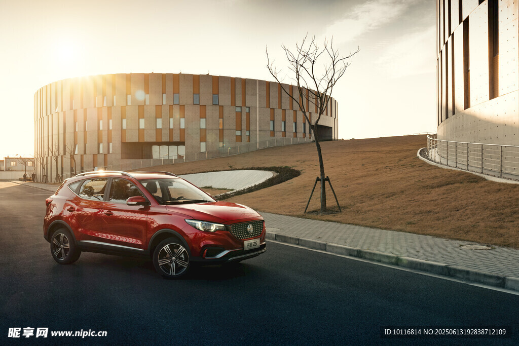 红色SUV