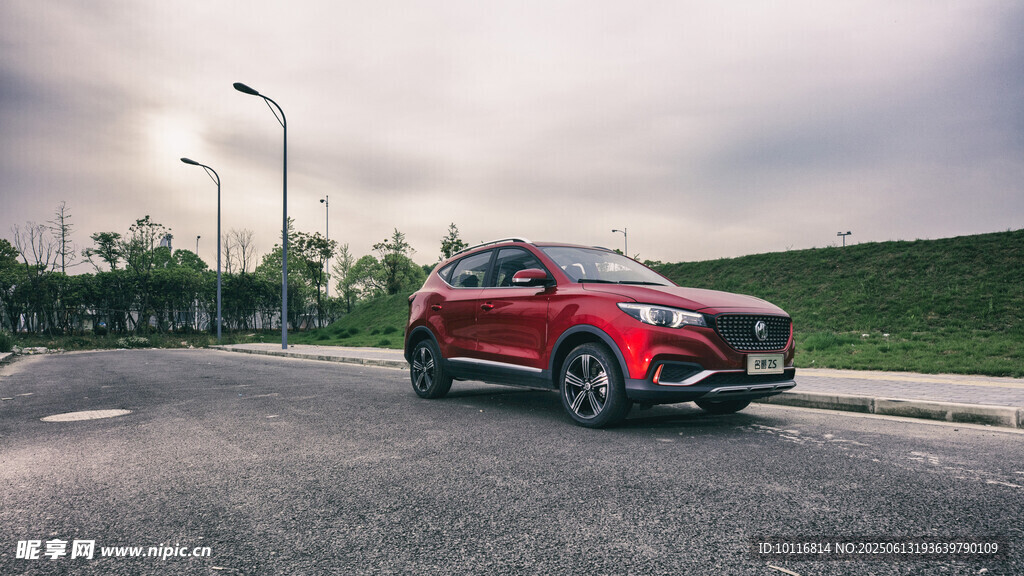 红色SUV