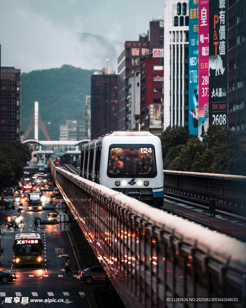 城市高架上行驶的白色列车