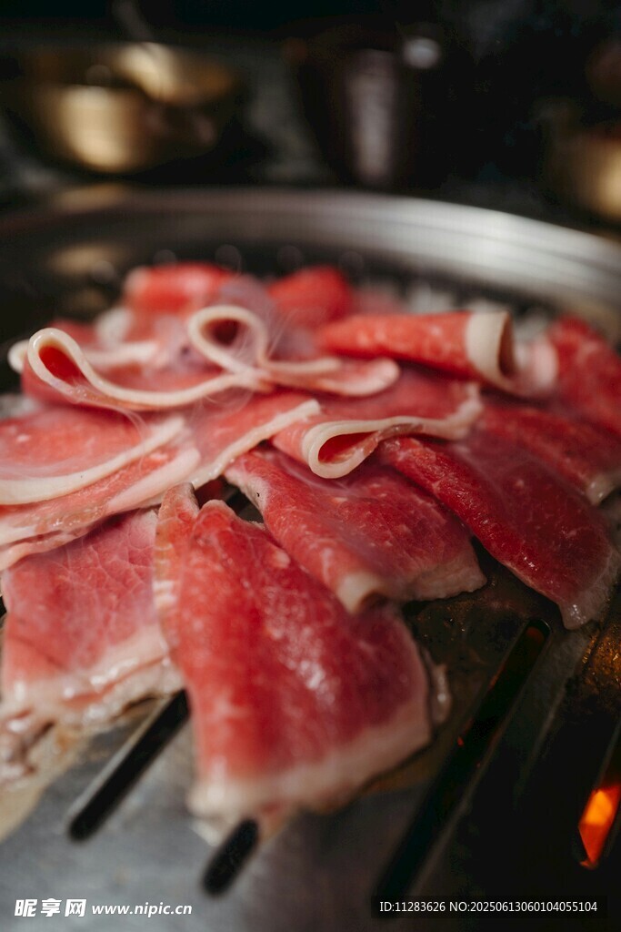 铁板上的鲜嫩牛肉片