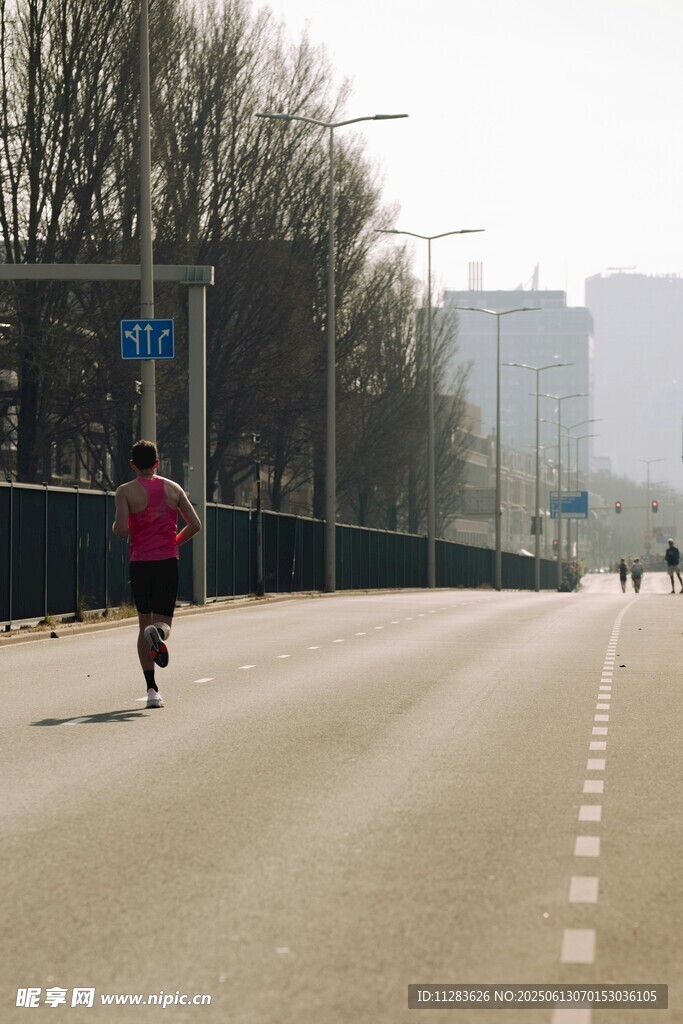 城市道路上的独行者