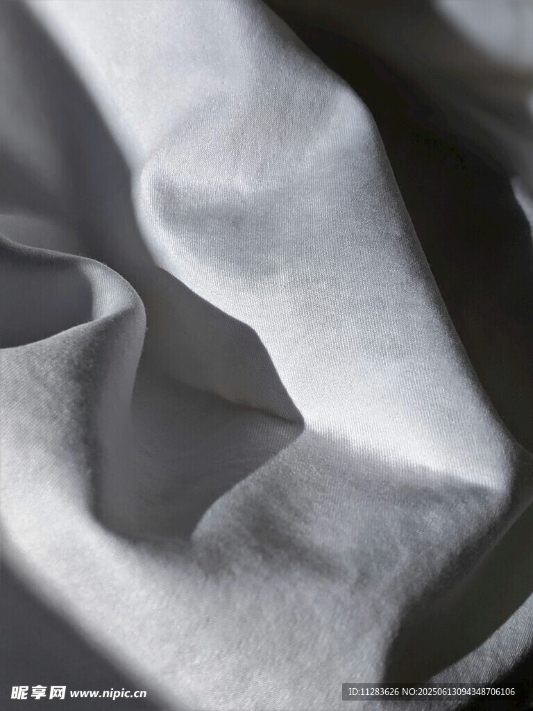 褶皱的浅灰色布料