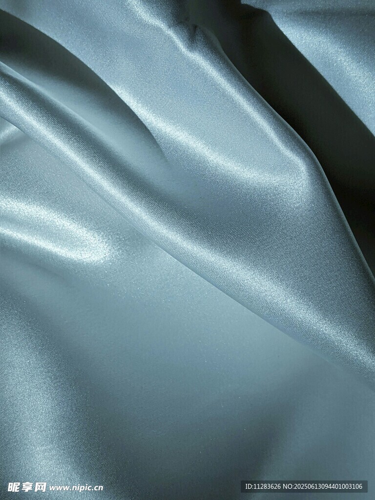 光滑银蓝色皮革纹理特写