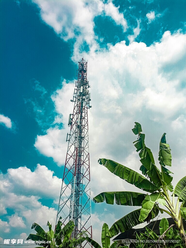 户外通信铁塔与绿植景观