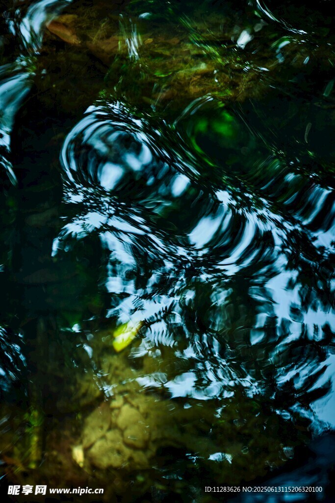水面波光