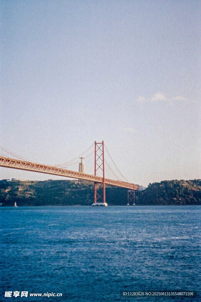 跨海大桥横跨蓝色海面