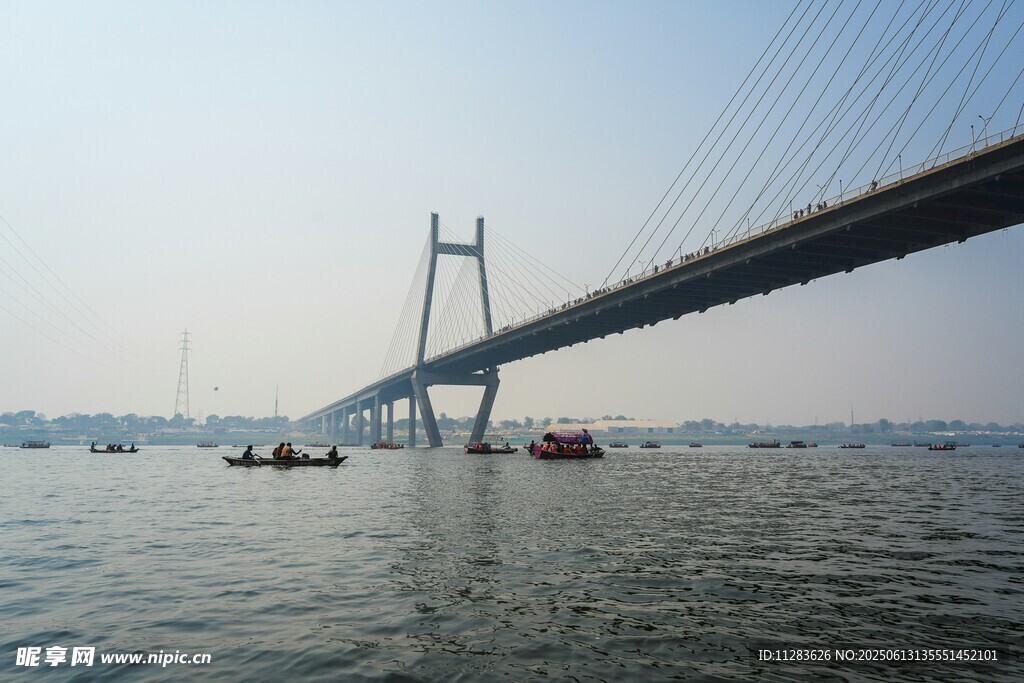 海上大桥与船只景观