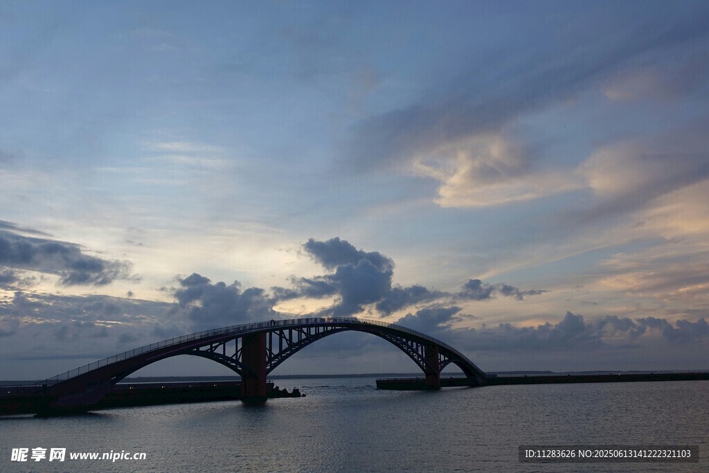 黄昏下的跨海大桥美景