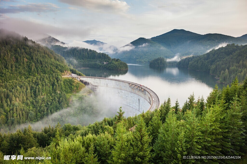 山间河谷森林美景