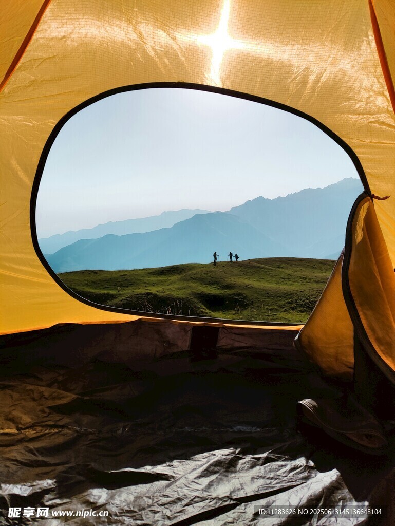 帐篷内望户外美丽山景