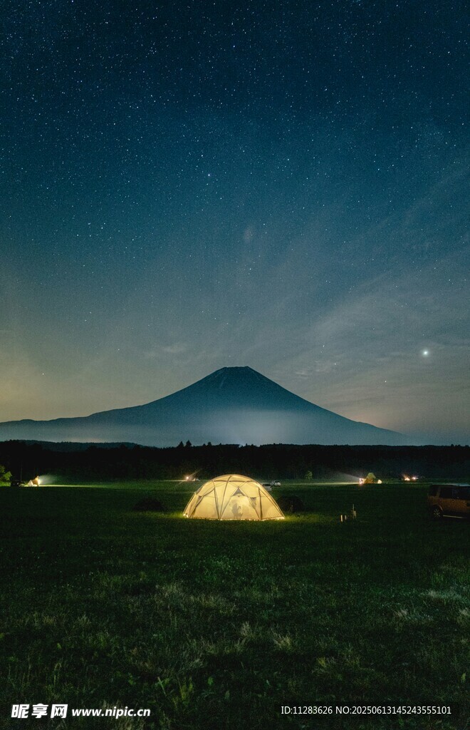 夜幕下的帐篷与远方山峦