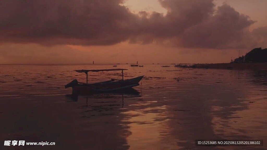 黄昏海面的孤独小船