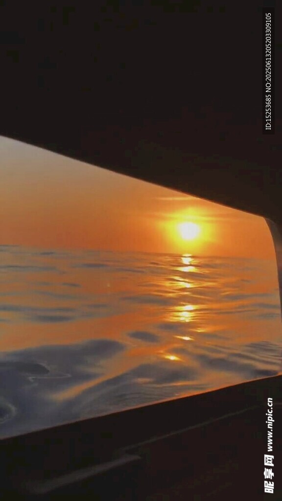 车中视角的海上壮丽日出
