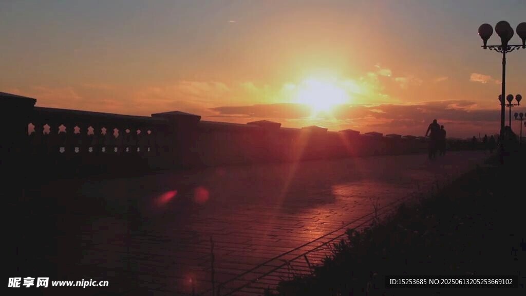 夕阳下的城市道路景观