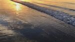 夕阳下的海浪沙滩美景