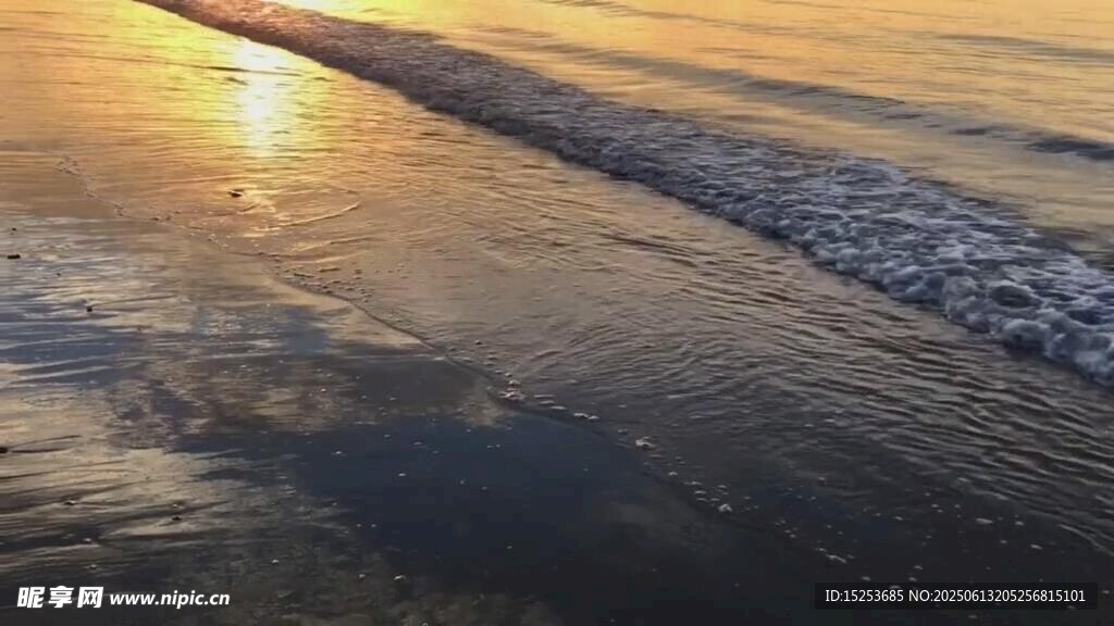 夕阳下的海浪沙滩美景