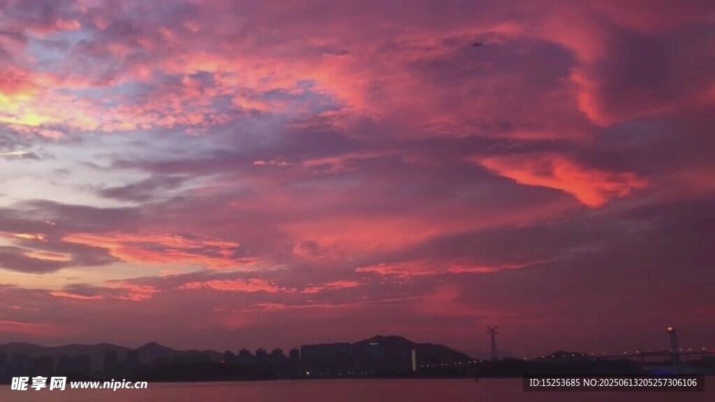 绚丽晚霞映照天际