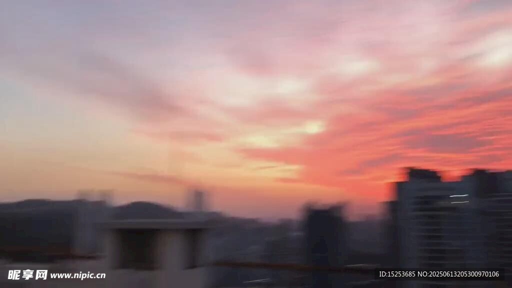 城市上空绚烂的晚霞
