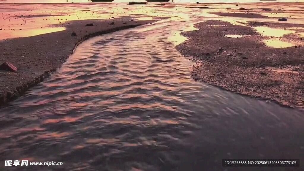 夕阳下波光粼粼的河岸