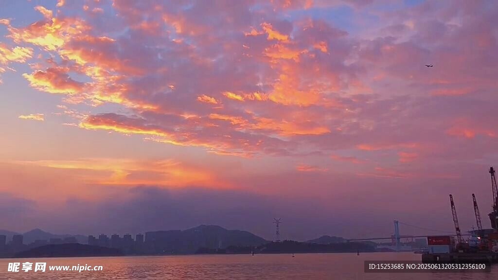 海上绚丽晚霞与船只