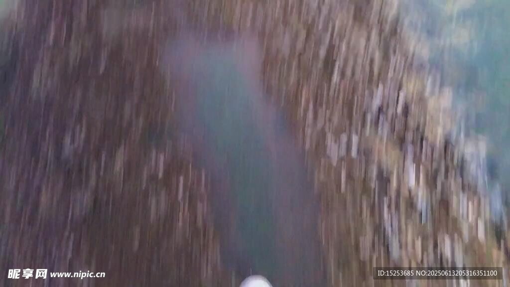 瀑布顶端视角的壮观景象