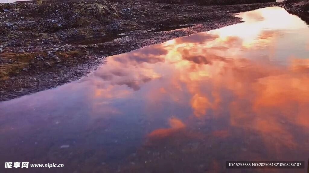水面映彩霞的美丽景致