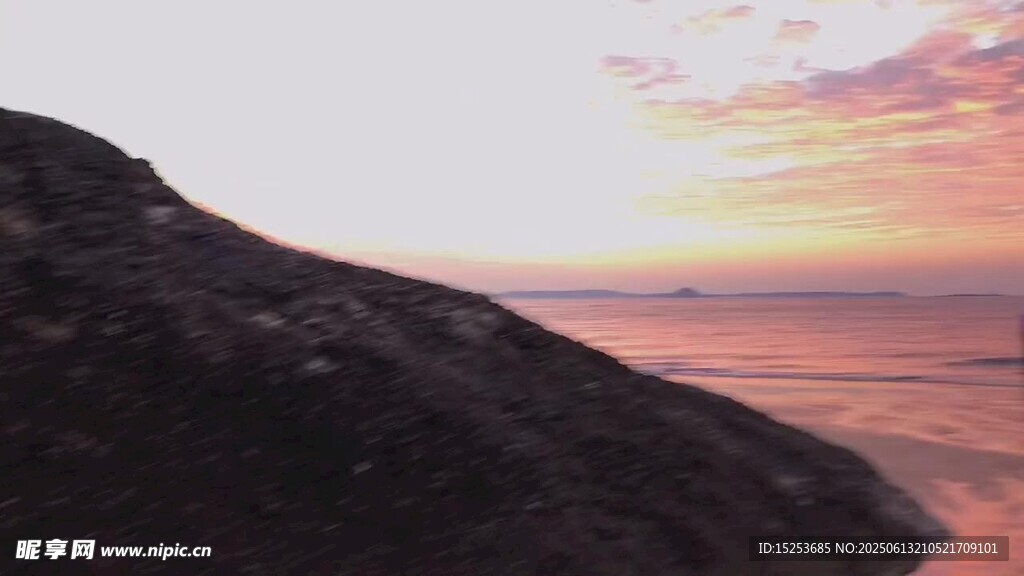 海边日落时的壮丽山景