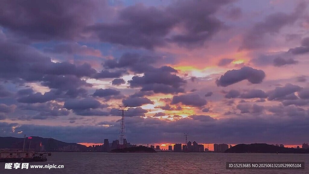 日落时分的绚烂天空景色