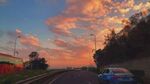 夕阳下公路上行驶的汽车