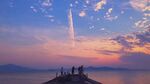夕阳下船首的浪漫身影