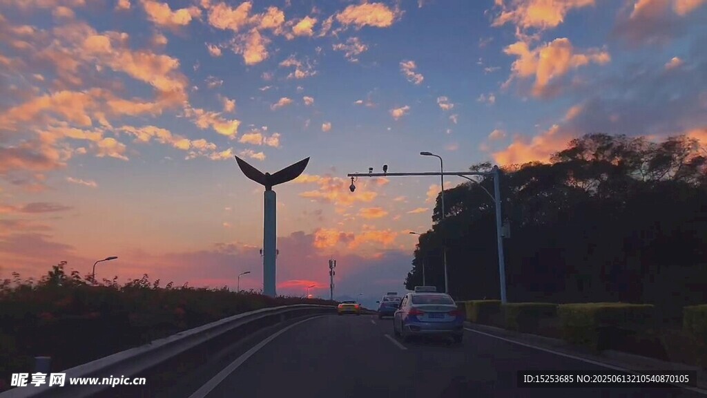 公路上的日落美景