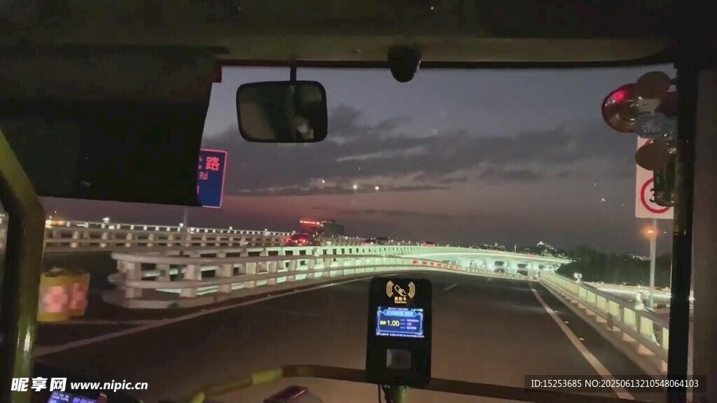 车内视角的城市夜景画面
