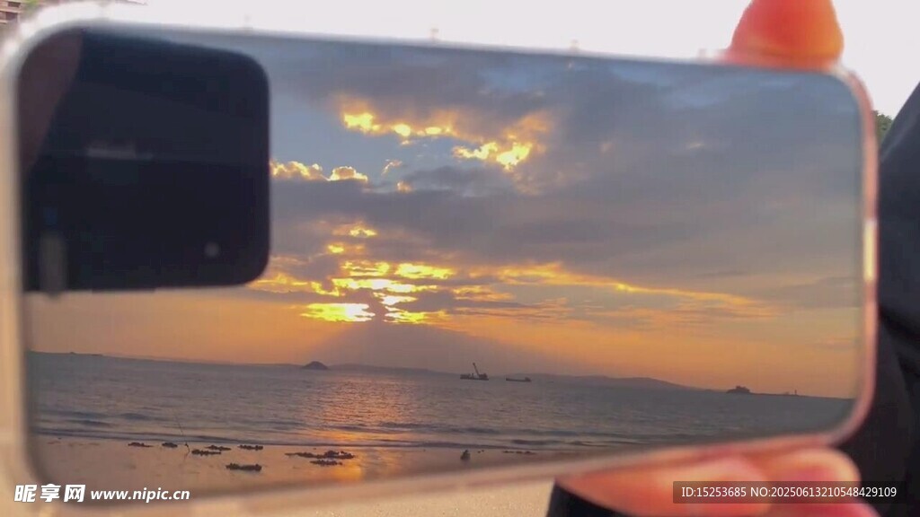 手机框景下的绝美海上日落