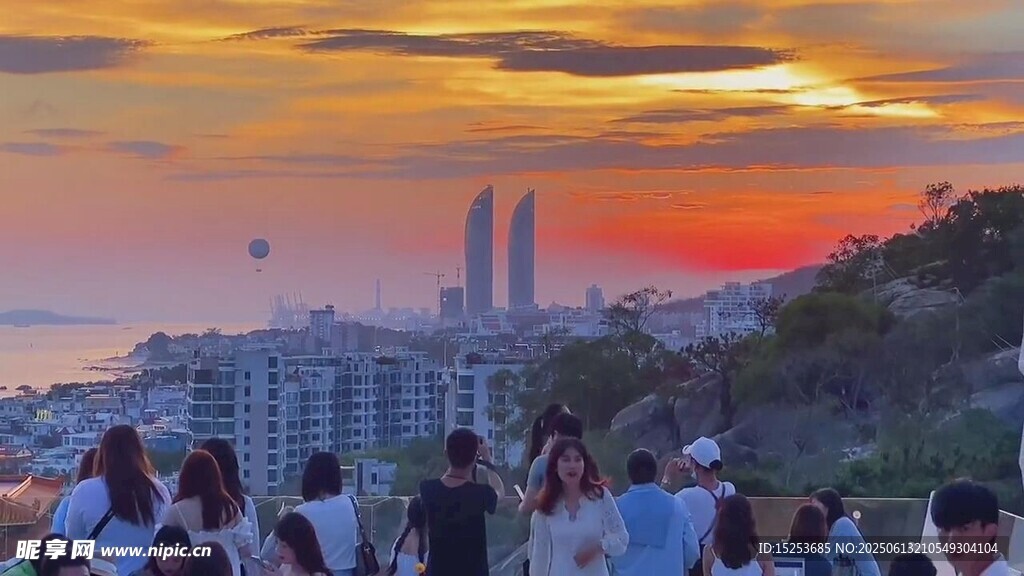 夕阳下观景的人群