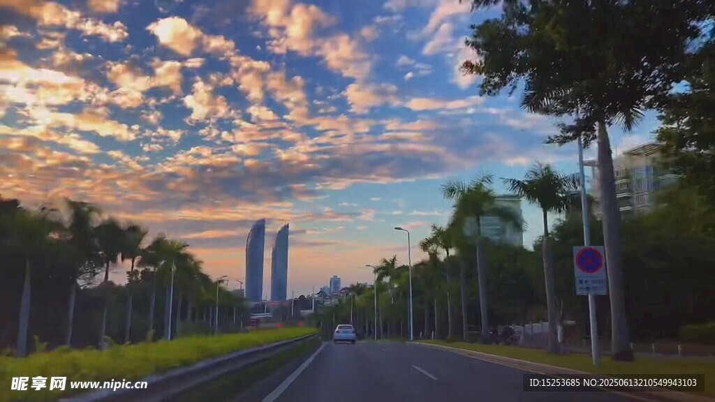黄昏下的城市道路美景