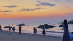 夕阳下的海滩漫步场景
