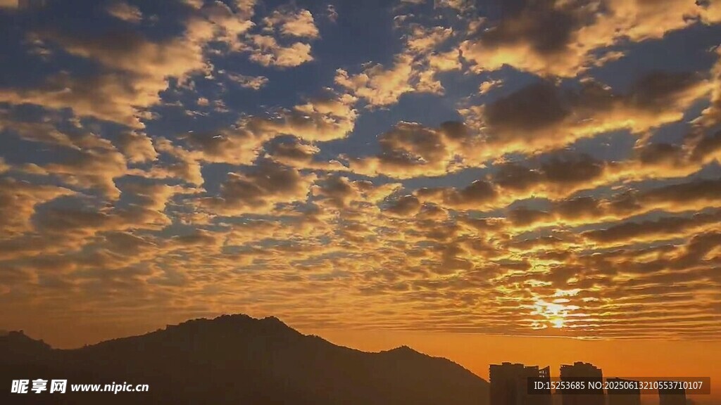 壮丽日出时的绚烂云霞