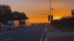 夕阳下的公路与行驶车辆