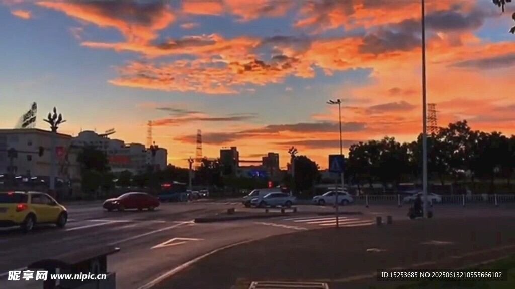 城市黄昏绚丽天空景象