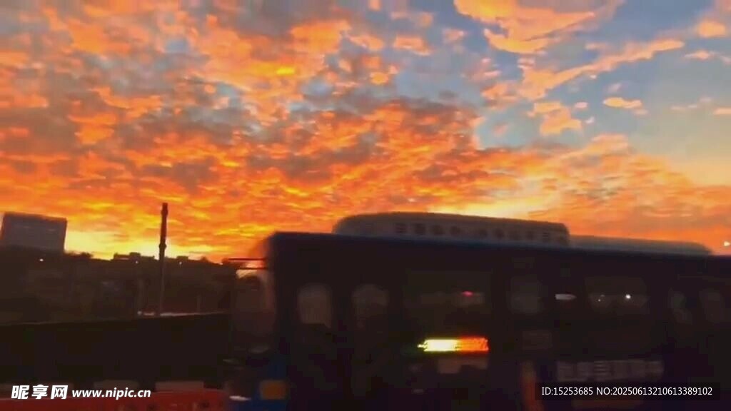 城市黄昏绚烂云霞美景