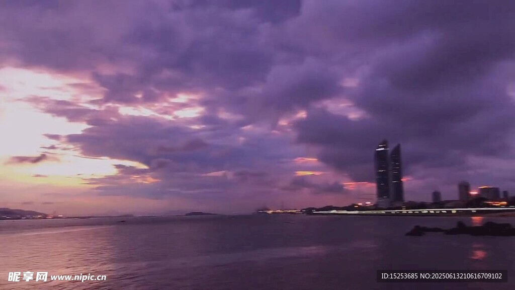 紫色云霞下的城市江景