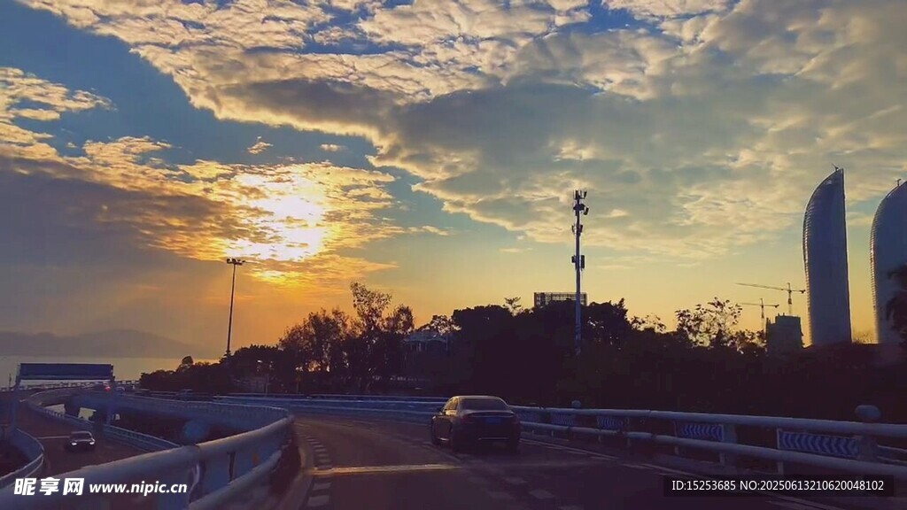 夕阳下的城市道路与建筑