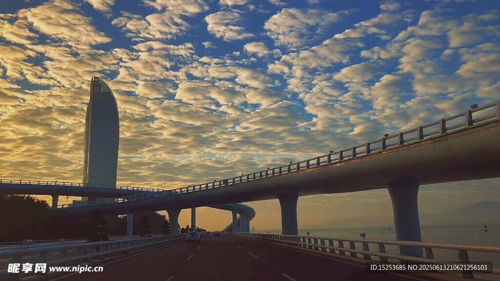 海上桥梁与绚丽天空景观