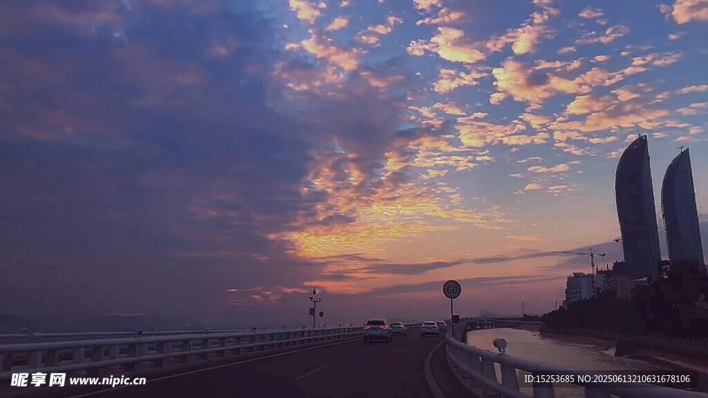 海滨城市绝美日落景观