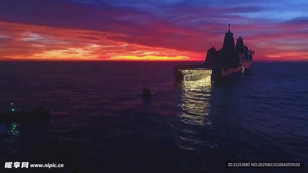 海上夕阳下的船只