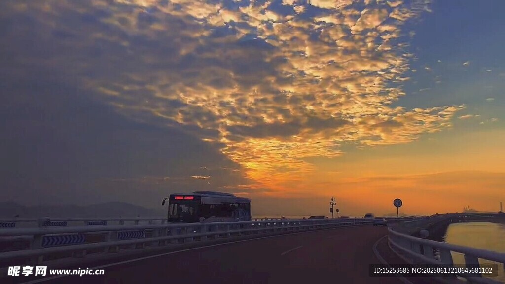 海边日落时的栈桥美景
