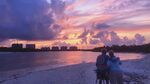 夕阳下海边的温馨亲子时光