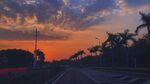 黄昏下的道路与绚烂天空