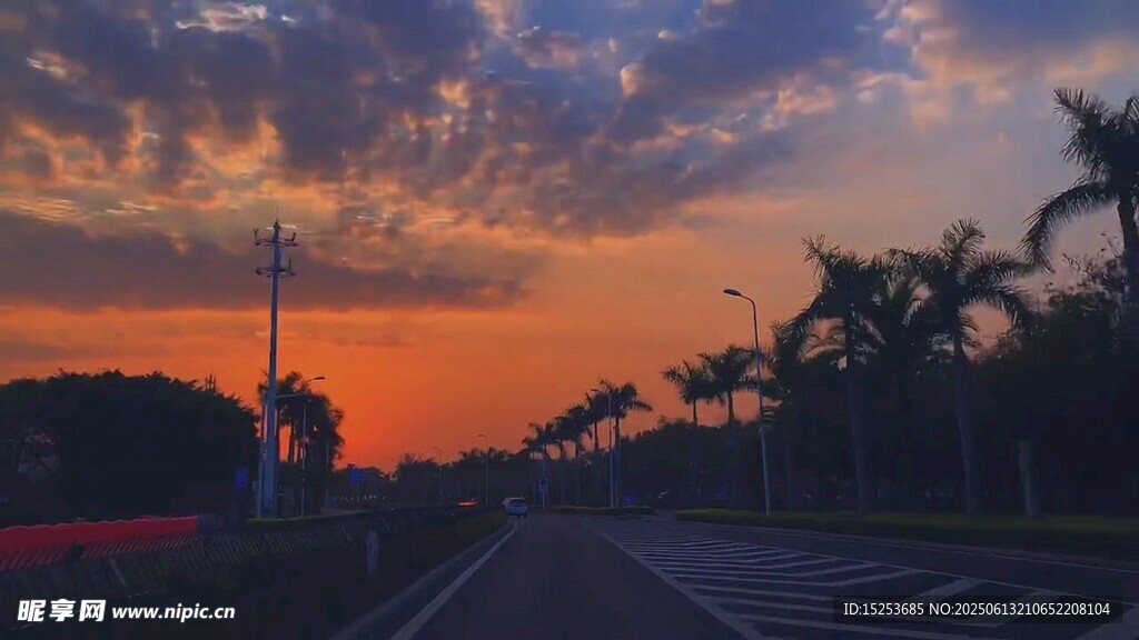 黄昏下的道路与绚烂天空