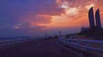 夕阳下的城市道路与建筑